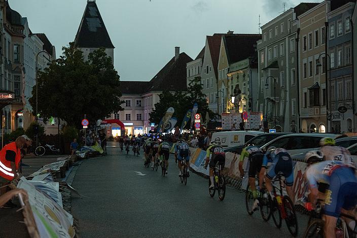 Florenz Knauer (GER, 54x11) gewinnt vor Emanuel Zangerle (AUT, Team Felbermayr Simplon Wels) das verkürzte Rennen, Herren Elite, U23, Cycling League Austria Radliga, Kriterium Braunau am Inn, OÖ