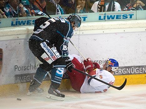 Matthias Iberer, Linz und Brian Fahey, Salzburg, EHC Liwest Black Wings Linz vs EC Red Bull Salzburg