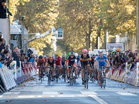 Sprint des Feldes, SIeger,und 3. Platz Jens Debusschere, Team Lotto Belisol, Radrennen, Paris - Tours