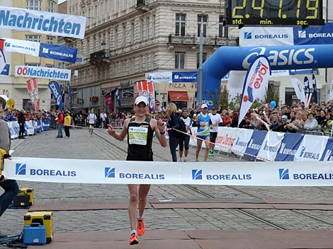 22.04.2012, Linz, AUT, 11. Borealis Linz Donau Marathon, im Bild, Damensiegerin Marthon, Grandovec Daneja, Slowenien, Borealis Linz Donau Marathon, Linz Donau, Austria