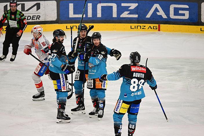 Die Steinbach Black Wings Linz feiern das Tor zum 1 zu 0 durch Ken Ograjensek (Steinbach Black Wings Linz), 41. Runde ICE, Steinbach Black Wings Linz vs EC KAC, Linz AG Eisarena