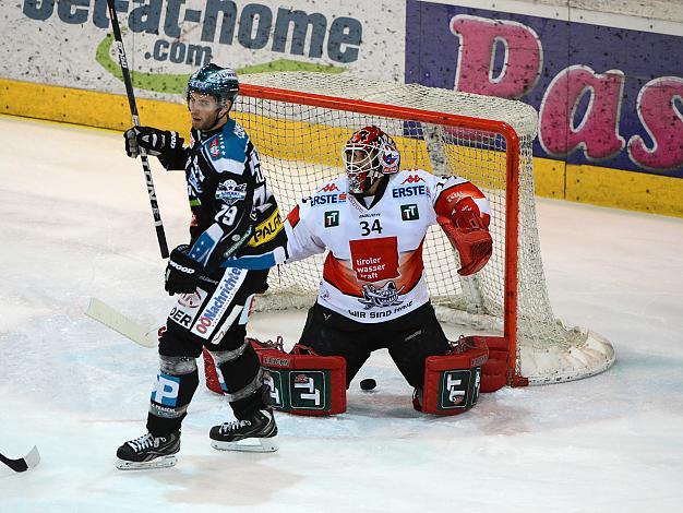 Gregor Baumgartner, Linz und Tormann Thomas Tragust, Innsbruck, EHC Liwest Black Wings Linz vs HC TWK Innsbruck