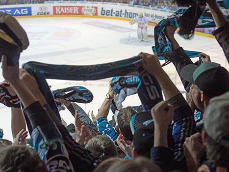 Linzer Fans feiern, EHC Liwest Black Wings Linz vs HCB Suedtirol, 7. Viertelfinale