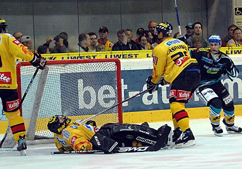 #74 Daniel Oberkofler, Stuermer, EHC Liwest Black Wings Linz jubelt ueber das 1 zu 0 fuer Linz, Sebastian Charpentier, im Tor der Vienna Caps ist geschlagen.