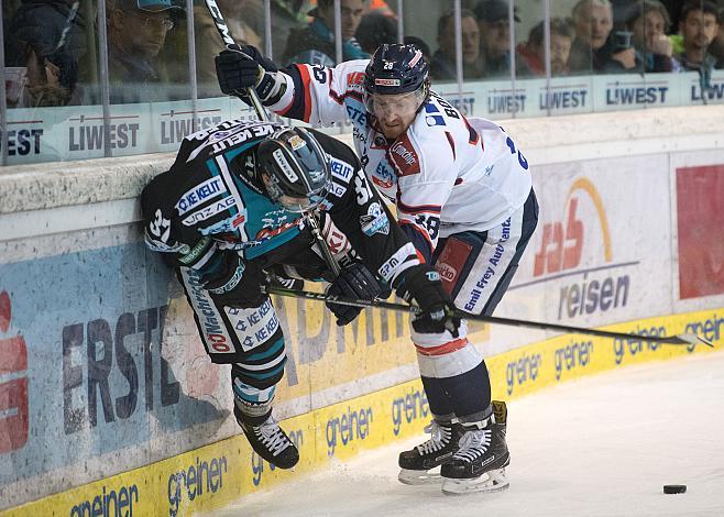 Andreas Kristler (EHC Liwest Black Wings Linz) und Michael Boivin (KHL Medvescak Zagreb)  EHC Liwest Black Wings Linz vs KHL Medvescak Zagreb, 3. Viertelfinale