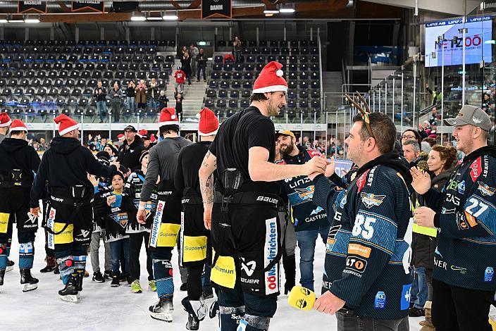 Raphael Wolf (Steinbach Black Wings Linz) und Hallensprecher Adrian Lukas, Steinbach Black Wings Linz vs Hydro Fehervar AV19, Weihnachtstrikot ICE Eishockey Liga, Linz AG Eisarena