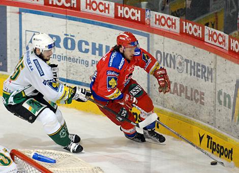 #16 Jindrich Kotrla, Stuermer, HC Mountfield Budweis, verfolgt von der #65 Michal Dobron, Verteidiger,  HC Energy Karlovy Vary.