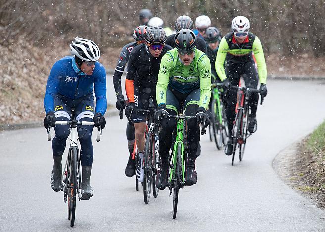 Die Ausfreisser am Aichberg, mit Stefan Kolb (AUT, Hrinkow Advarics Cycleang Team), Fabian Costa (AUT, Union Raiffeisen Radteam Tirol),  Herren Elite, U23, Radliga, 60. Radsaison-Eröffnungsrennen Leonding, Oberösterreich