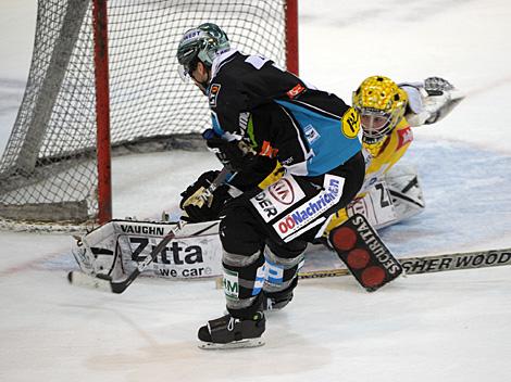Pat LEahy, Linz scort gegen Sebsatian Stefaniszin, Vienna, EHC Liwest Black Wings Linz vs. UPC Vienna Capitals, 3. Viertelfinale