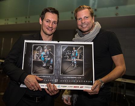 Philipp Lukas, EHC Liwest Black Wings Linz und Kalender Fotograf Matthias Witzany, Kalender Präsentation, Voest Alpine Stahlwelt
Philipp Lukas, EHC Liwest Black Wings Linz und Kalender Fotograf Matthias Witzany, Kalender PrÃ¤sentation, Voest Alpine S