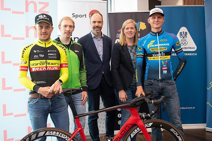 v.l. Riccardo Zoidl (AUT, Team Vorarlberg), Rainer Kepplinger (AUT, Hrinkow Advarics), Vertreter aus der Pyhrn Priel Region, Moran Vermeulen (AUT, Team Felbermayr Simplon Wels). Pressekonferenz Int. Raiffeisen Oberösterreich Rundfahrt (UCI Kat. 2.2), Olympiazentrum Linz  
