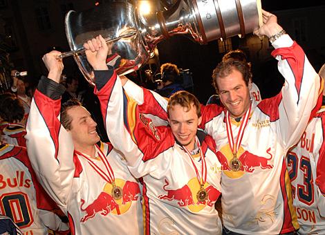Daniel Welser, Marco Pewal und Donald Maclean mit dem Meisterpokal.