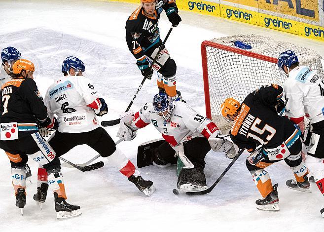 Juha-Pekka Hytönen (Steinbach Black Wings 1992) vor Tormann Tom McCollum (HC Tiwag Innsbruck - Die Haie)  Steinbach Black Wings 1992 vs HC TWK Innsbruck, Qualifikationsrunde, Eishockey, Bet at Home ICE Hockey League