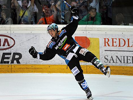 Danny Irmen jubelt nach 2 Toren und einem Assist, EHC Liwest Black Wings Linz vs. EC Red Bull Salzburg
