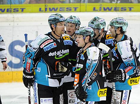 Die Black Wings feiern das 1 zu 0, EHC Liwest Black Wings Linz vs. HK Acroni Jesenice