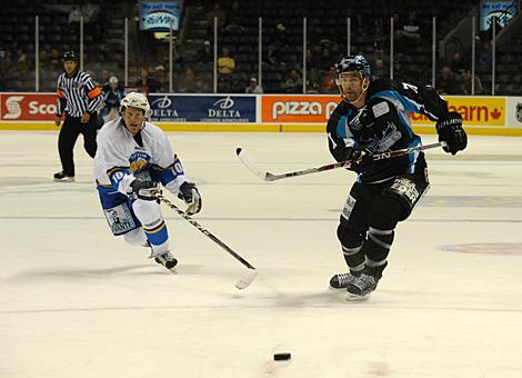 #71 Pat Leahy, Liwest Black Wings Linz, spielt den Puck ins Angriffsdrittel.