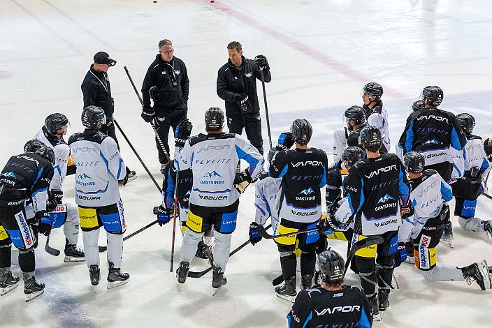 Head Coach Philipp Lukas (Steinbach Black Wings Linz) leitet das Eistraining, (Steinbach Black Wings Linz) Erstes Eistraining, Steinbach Black Wings Linz , Linz AG Eisarena