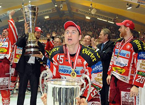 David Schuller, KAC und Kapitaen des Teams stemmt den Meisterpokal.