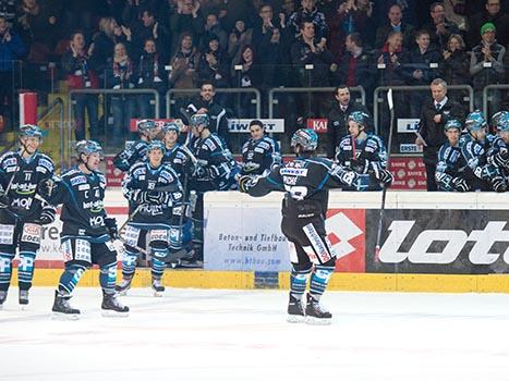 Sebastien Piche, scort in Overtime, und feiert, EHC Liwest Black Wings Linz vs HC Orli Znojmo