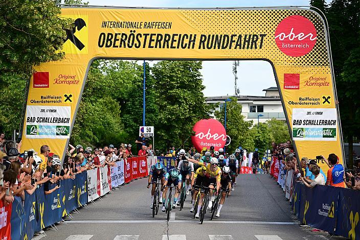Zielsprint 2. Platz Valentin Hofer (AUT, Bahrain Victorious Development Team), Sieger Kilian Feurstein (AUT, Team Vorarlberg), 3. Etappe Asten - Bad Schallerbach, Oberösterreich Rundfahrt