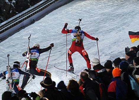 #5-1 Emil Hegle Svendsen, Team Norwegen fuehrt die Spitze des Rennens ueber die Mauer von Ruhpolding. Platz 2 der Deutsch Michael Roesch, Team Deutschland.