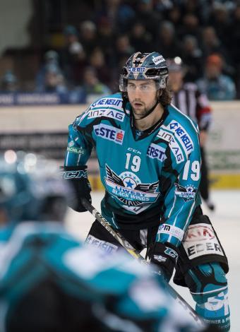Joel Broda (EHC Liwest Black Wings Linz)  EHC Liwest Black Wings Linz vs EC KAC