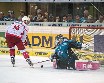 Tormann Michael Ouzas (EHC Liwest Black Wings Linz) haelt gegn Mark Hurtubise (EC KAC), EHC Liwest Black Wings Linz vs EC KAC