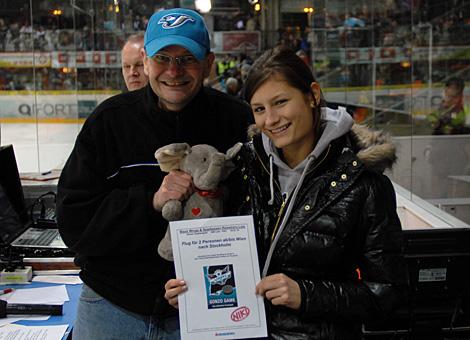 Dier Siegerin im GonzoGame und der Sprecher Gerold Rachlinger Liwest Black Wings Linz, EC KAC