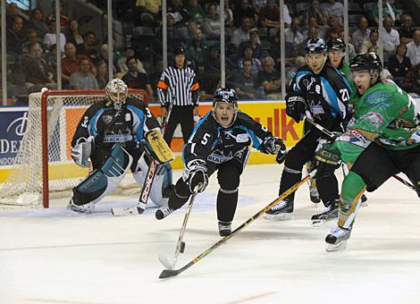#5 Franklin MacDonald, Liwest Black Wings Linz verteidigt gegen die Knights. 