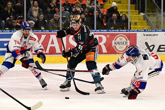 Nathaneal Halbert (HC Tiwag Innsbruck - Die Haie) , Niklas Bretschneider (Steinbach Black Wings Linz), Corey Mackin (HC Tiwag Innsbruck - Die Haie), Weihnachtsspiel, Steinbach Black Wings Linz vs HC TIWAG Innsbruck - Die Haie , Linz AG Eisarena