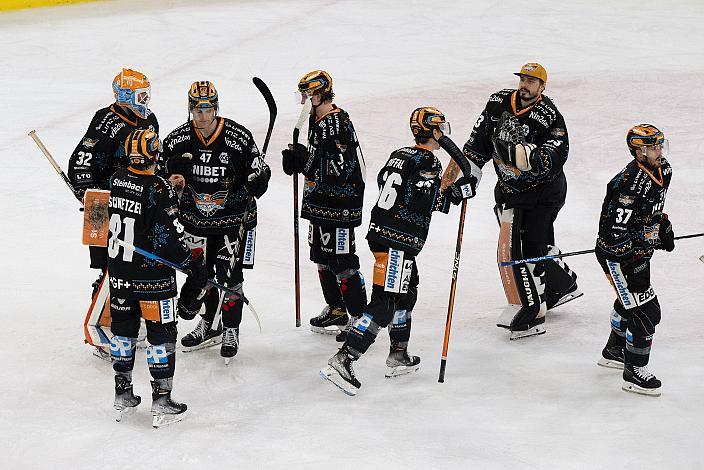 Die Steinbach Black Wings Linz feiern den Heimsieg, Steinbach Black Wings Linz vs Spusu Vienna Capitals, 27. Runde, ICE Hockey League, Steinbach Black Wings Linz, Linz AG Eisarena