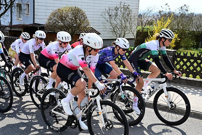 Peloton der Damen 65. Rad Saison Eroeffnungsrennen Leonding