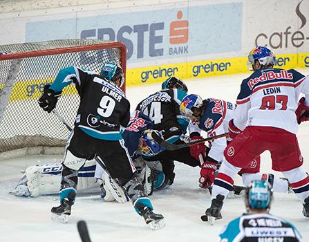 Olivier Latendresse (EHC Liwest Black Wings Linz) und Jason Ulmer (EHC Liwest Black Wings Linz) vor Luka Gracnar (EC Red Bull Salzburg), EHC Liwest Black Wings Linz vs EC Red Bull Salzburg, Platzierungsrunde
