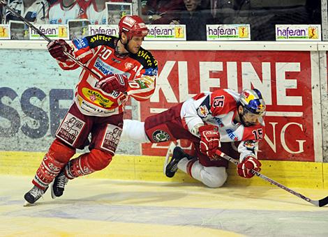 Mike Craig, KAC und Manuel Latusa REd Bulls Salzburg im Duell an der Bande.