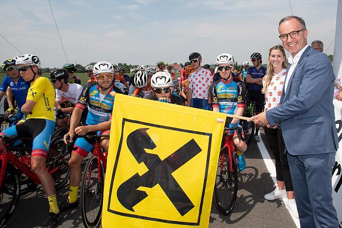 Start in Eferding Mag. Christian Schönhuber, 2. Etappe Eferding - Oberneukirchen, Int. Raiffeisen Oberösterreich Rundfahrt UCI Kat. 2.2