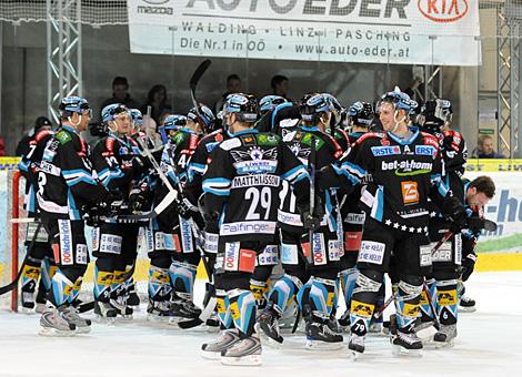 Das Team der Liwest Black Wings Linz, feiert den Aufstieg  ins Semifinale.