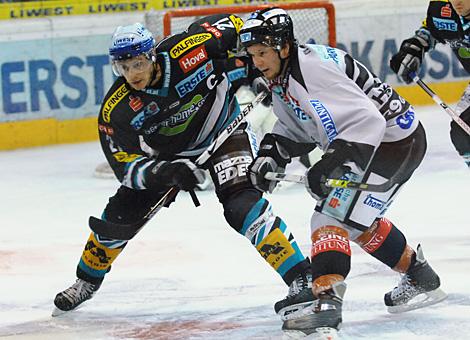 #26 Rob Hisey, Stuermer, Graz 99ers und die #21 Philipp Lukas, Liwest Black Wings Linz beim Bully.