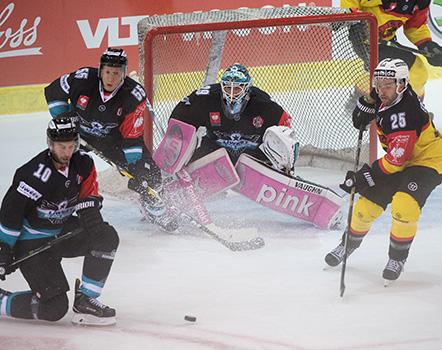 Tormann Michael Ouzas (EHC Liwest Black Wings Linz) und Robert Lukas (EHC Liwest Black Wings Linz) und forward Andrew Ebbett #25 of SC Bern, EHC Liwest Black Wings Linz vs SC Bern