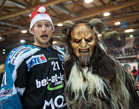 Philipp Lukas (EHC Liwest Black Wings Linz) mit Perchten, EHC Liwest Black Wings Linz vs HCB Suedtirol