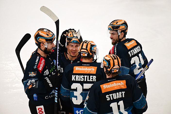 Das Team der Steinbach Black Wings Linz feiert das Tor zum 2 zu 0 durch Martin Stajnoch (Steinbach Black Wings), Steinbach Black Wings Linz vs HC TIWAG Innsbruck - Die Haie , Linz AG Eisarena