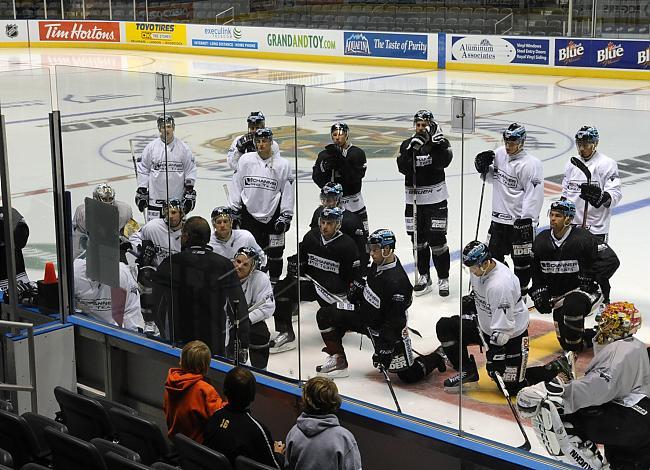 Kim Collins, Trainer Liwest Black Wings Linz erklaert die Uebungen beim Training dem Team.