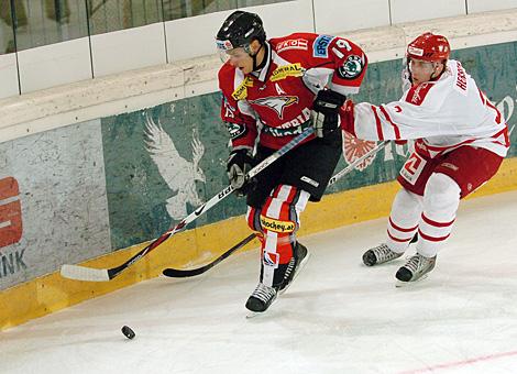 #19 Philipp Lukas, Stuermer, Team Austria verfolgt von der #3 PhilipHersby, Team Danmark.