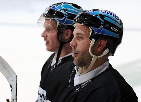 Darrel Scoville, Verteidiger, EHC Liwest Black Wings Linz im Hintergrund Franklin MacDonald.