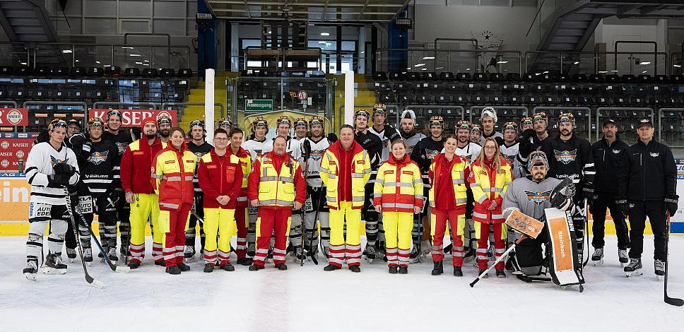 Das Team der Steinbach Black Wings Linz und der Samariterbund übt an Assistent Coach Mark Szücs (Steinbach Black Wings Linz) und Niko Lahtinen für den Ernstfall in der Linzer Eisarena, ICE Hockey League, Steinbach Black Wings Linz, Linz AG Eisarena 