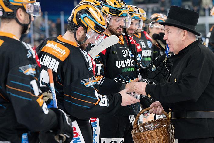Alexander Lahoda (Steinbach Black Wings Linz) mit Rauchfangkehrer Steinbach Black Wings Linz vs HC TIWAG Innsbruck - Die Haie. Runde 35, ICE Hockey League, Steinbach Black Wings Linz, Linz AG Eisarena 