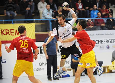  HLA, HC Linz AG vs UHK Krems, der Linzer Stefan Lehner wirft auf das Tor des HC Krems. 