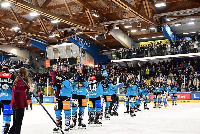 Das Team der Steinbach Black Wings Linz feiern den Heimsieg über die Pustertaler Wölfe,  28. Runde ICE, Steinbach Black Wings Linz vs HC Falkensteiner Pustertaler Wölfe, Linz AG Eisarena 