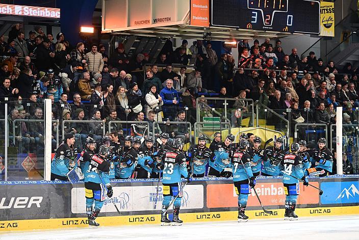 Die Steinbach Black Wings Linz feiern das Tor zum 3 zu 0 durch Travis Barron (Steinbach Black Wings Linz), 34. Runde ICE, Steinbach Black Wings Linz vs Hydro Fehervar AV 19, Linz AG Eisarena