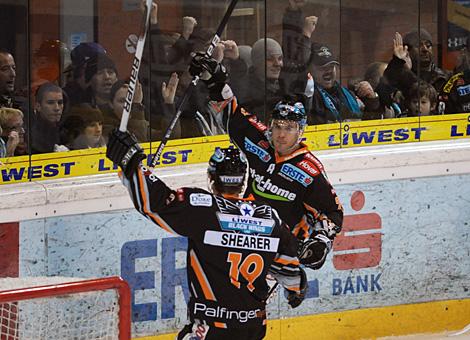 Rob Shearer und Brad Purdie feiern beide Liwest Black Wings Linz das Tor gegen den EC Red Bull Salzburg