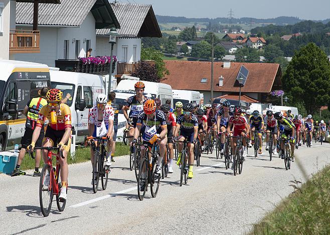  Jelle Johannink (NED, Sensa KvK Cyclingteam) in der Verpflegezone, 1. Etappe Wels - Stift Reichersberg, Radsport 10. Int. OOE Rundfahrt  